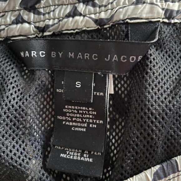 arc by Marc Jacobs swimsuit 100% nylon pockets on back with zipper size S - Picture 3 of 3